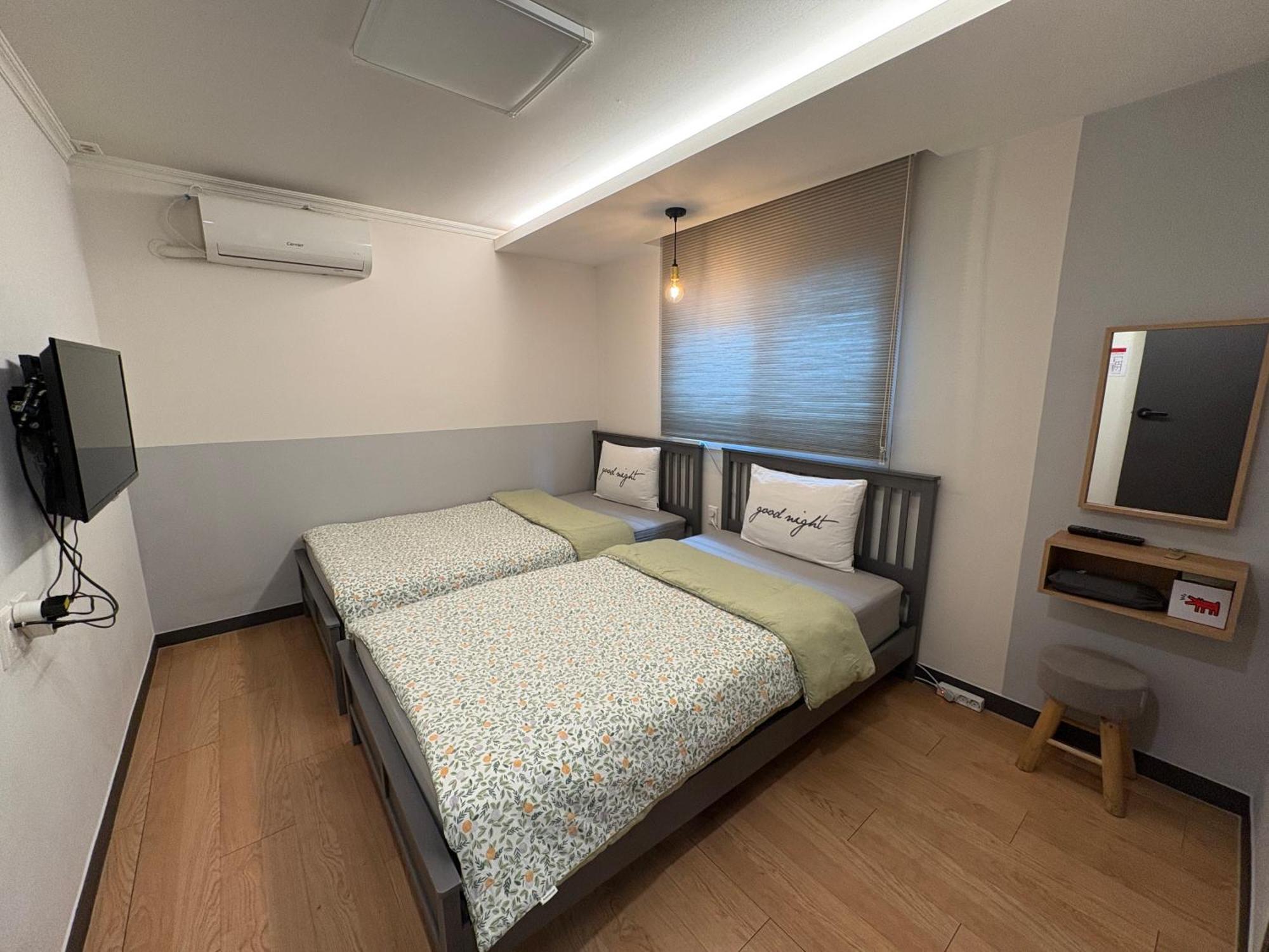 Heima Guesthouse Hongdae Сеул Екстер'єр фото